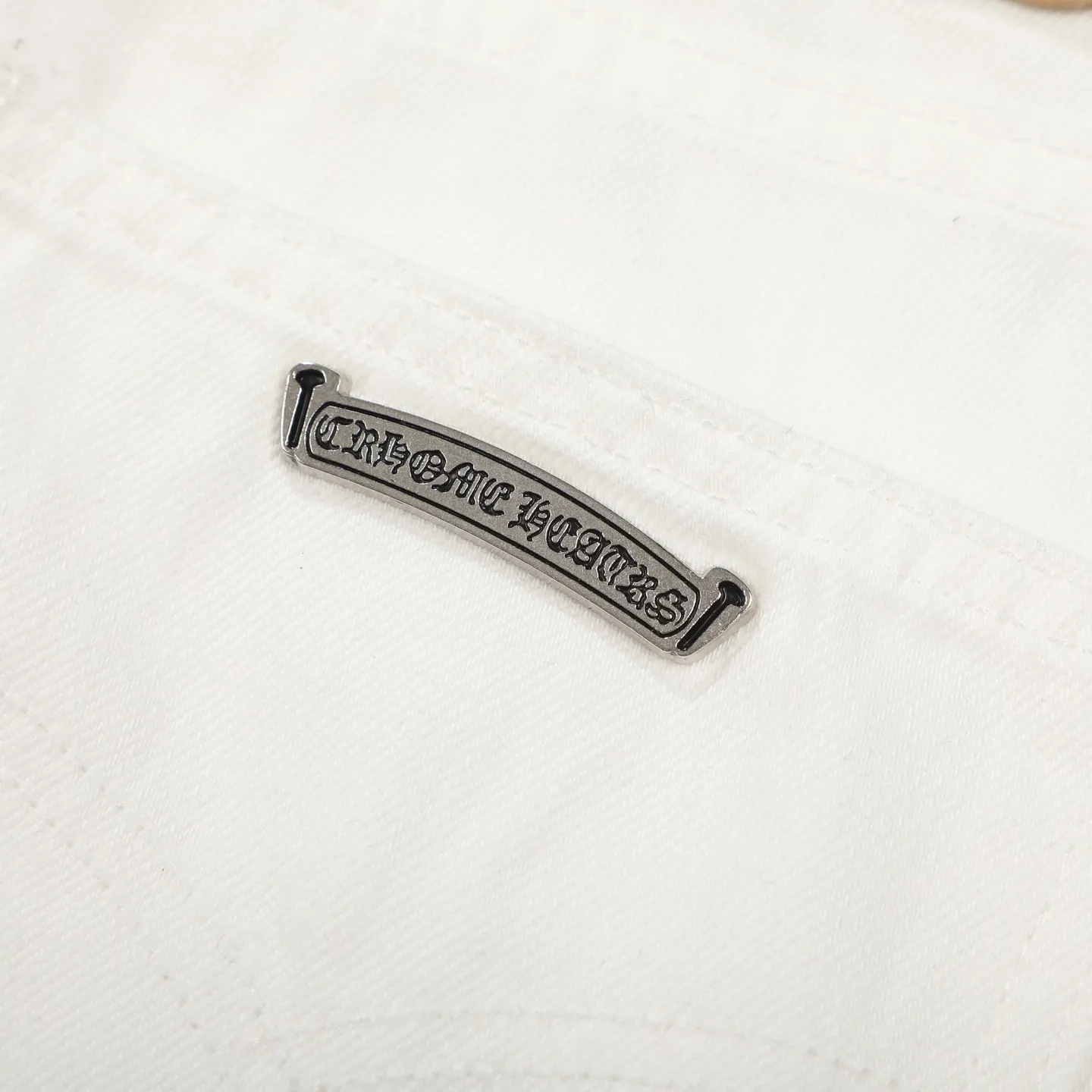 P250 Chrome Hearts｜CH Chrome Hearts 25SS high street jeans with leopard print and vintage graffiti paintings. Chrome Hearts are the most popular pants in color. Made of beaded canvas fabric, heavy washing makes the upper body of the fabric more textured and the pants are tall and straight! The three-dimensional cutting of the whole trousers is a masterpiece! The hardware is customized by zp. The beaded canvas fabric is thick and soft after being washed. It has good breathability. Customized small leather label. Unique design. The details are simple and elegant, and the workmanship is exquisite. The whole trousers are neatly routed and the details are in place! It’s so cool that both men and women can easily control the genderless trend! Color: White Size: 28 30 32 34